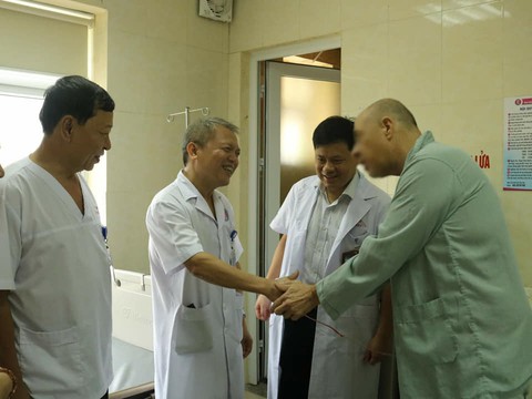 Đến VN du lịch, một người Mỹ phải vào viện mổ sỏi niệu quản - Ảnh 1. Đến VN du lịch, một người Mỹ phải vào viện mổ sỏi niệu quản - Ảnh 1.
