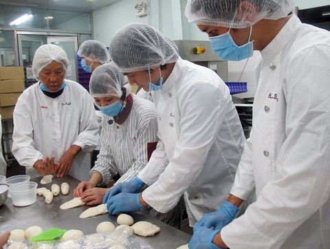 Muốn đóng Vua bánh mì, cả đoàn phim đi học làm bánh - Ảnh 1. Muốn đóng Vua bánh mì, cả đoàn phim đi học làm bánh - Ảnh 1.