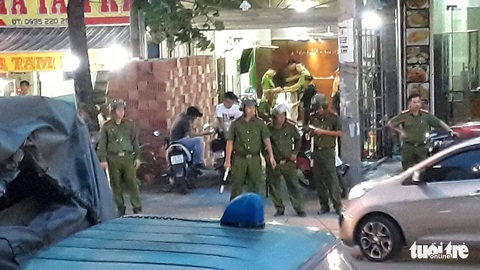 Khám xét công ty chủ doanh nghiệp kêu giang hồ vây xe chở công an - Ảnh 2. Khám xét công ty chủ doanh nghiệp kêu giang hồ vây xe chở công an - Ảnh 2.