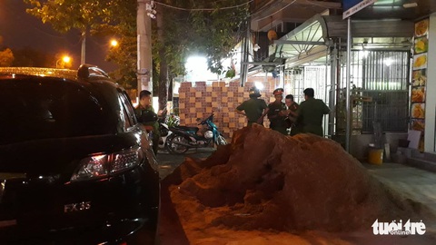 Khám xét công ty chủ doanh nghiệp kêu giang hồ vây xe chở công an - Ảnh 3. Khám xét công ty chủ doanh nghiệp kêu giang hồ vây xe chở công an - Ảnh 3.