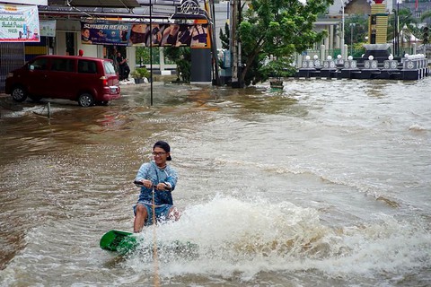 Lướt ván trên… đường phố phản đối ngập lụt - Ảnh 2. Lướt ván trên… đường phố phản đối ngập lụt - Ảnh 2.