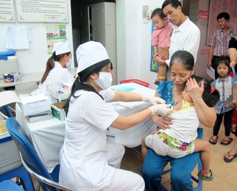 Trẻ đi học sẽ phải có giấy chứng nhận tiêm chủng đầy đủ - Ảnh 1. Trẻ đi học sẽ phải có giấy chứng nhận tiêm chủng đầy đủ - Ảnh 1.