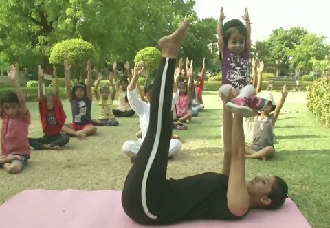 Tập yoga khắp nơi trên địa cầu chào mừng Ngày quốc tế yoga - Ảnh 3. Tập yoga khắp nơi trên địa cầu chào mừng Ngày quốc tế yoga - Ảnh 3.