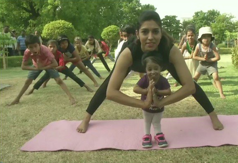 Tập yoga khắp nơi trên địa cầu chào mừng Ngày quốc tế yoga - Ảnh 2. Tập yoga khắp nơi trên địa cầu chào mừng Ngày quốc tế yoga - Ảnh 2.