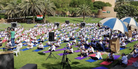 Tập yoga khắp nơi trên địa cầu chào mừng Ngày quốc tế yoga - Ảnh 9. Tập yoga khắp nơi trên địa cầu chào mừng Ngày quốc tế yoga - Ảnh 9.