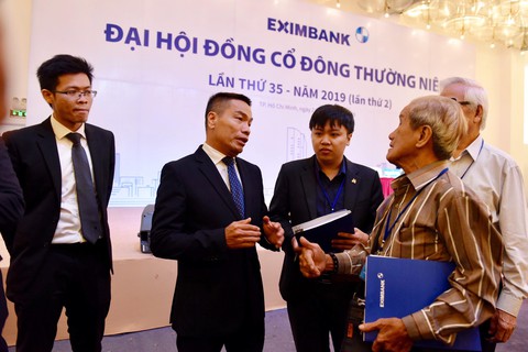 Sau ồn ào ghế nóng, đại hội cổ đông Eximbank dời năm sau - Ảnh 1. Sau ồn ào ghế nóng, đại hội cổ đông Eximbank dời năm sau - Ảnh 1.