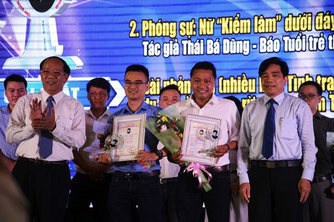 Báo Tuổi Trẻ đoạt 2 giải nhất Giải báo chí Huỳnh Thúc Kháng - Ảnh 1. Báo Tuổi Trẻ đoạt 2 giải nhất Giải báo chí Huỳnh Thúc Kháng - Ảnh 1.