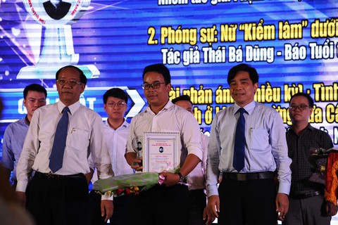 Báo Tuổi Trẻ đoạt 2 giải nhất Giải báo chí Huỳnh Thúc Kháng - Ảnh 2. Báo Tuổi Trẻ đoạt 2 giải nhất Giải báo chí Huỳnh Thúc Kháng - Ảnh 2.