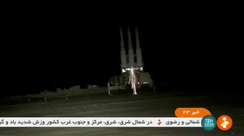 Ông Trump tin Iran không cố tình bắn máy bay Mỹ - Ảnh 1. Ông Trump tin Iran không cố tình bắn máy bay Mỹ - Ảnh 1.