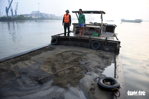 Phải xử lý hình sự vài vụ cát tặc để răn đe - Ảnh 4. Phải xử lý hình sự vài vụ cát tặc để răn đe - Ảnh 4.