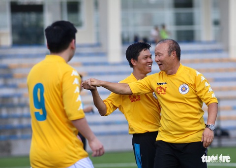 HLV Park Hang Seo đá bóng với các nhà báo thể thao Hà Nội - Ảnh 3. HLV Park Hang Seo đá bóng với các nhà báo thể thao Hà Nội - Ảnh 3.