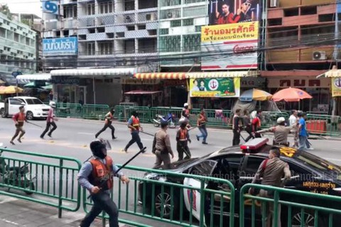 Xe ôm truyền thống và xe ôm Grab tử chiến tại Bangkok - Ảnh 1. Xe ôm truyền thống và xe ôm Grab tử chiến tại Bangkok - Ảnh 1.