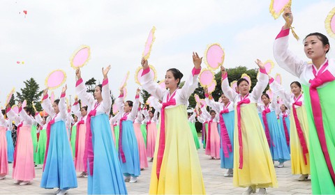 Biển người Triều Tiên reo hò vạn tuế, mừng ông Tập đến thăm - Ảnh 2. Biển người Triều Tiên reo hò vạn tuế, mừng ông Tập đến thăm - Ảnh 2.