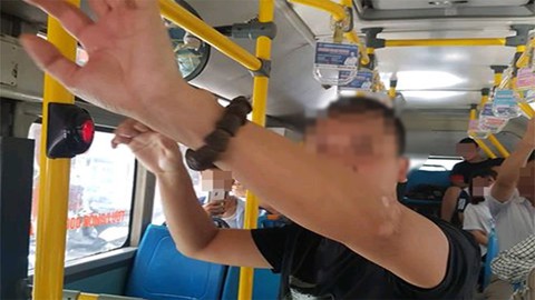 Gã đàn ông biến thái thủ dâm trên xe buýt giữa ban ngày - Ảnh 1. Gã đàn ông biến thái thủ dâm trên xe buýt giữa ban ngày - Ảnh 1.