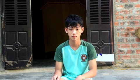Khen thưởng học sinh lớp 10 dũng cảm cứu người dưới đáy sông Son - Ảnh 2. Khen thưởng học sinh lớp 10 dũng cảm cứu người dưới đáy sông Son - Ảnh 2.