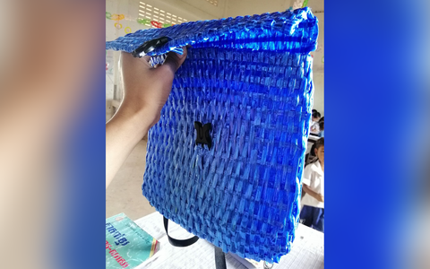 Người cha nghèo bất ngờ gây bão mạng khi tự làm cặp cho con - Ảnh 2. Người cha nghèo bất ngờ gây bão mạng khi tự làm cặp cho con - Ảnh 2.