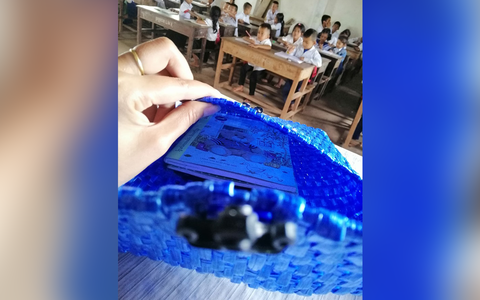 Người cha nghèo bất ngờ gây bão mạng khi tự làm cặp cho con - Ảnh 5. Người cha nghèo bất ngờ gây bão mạng khi tự làm cặp cho con - Ảnh 5.