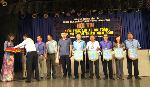 Tài xế, tiếp viên xe buýt TP.HCM dự hội thi Lái xe an toàn, phục vụ thân thiện - Ảnh 1. Tài xế, tiếp viên xe buýt TP.HCM dự hội thi Lái xe an toàn, phục vụ thân thiện - Ảnh 1.