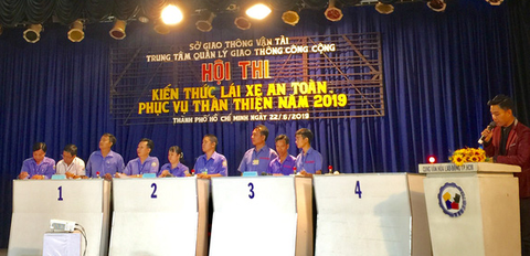 Tài xế, tiếp viên xe buýt TP.HCM dự hội thi Lái xe an toàn, phục vụ thân thiện - Ảnh 2. Tài xế, tiếp viên xe buýt TP.HCM dự hội thi Lái xe an toàn, phục vụ thân thiện - Ảnh 2.