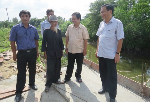 Bí thư tỉnh ngồi đất ăn cơm với bà con nông dân, viết báo ký tên Xích Lô - Ảnh 3. Bí thư tỉnh ngồi đất ăn cơm với bà con nông dân, viết báo ký tên Xích Lô - Ảnh 3.