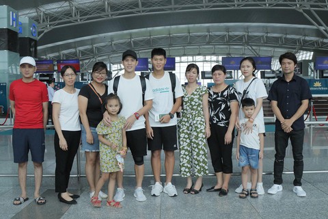 Đình Trọng lên đường sang Singapore phẫu thuật chấn thương - Ảnh 1. Đình Trọng lên đường sang Singapore phẫu thuật chấn thương - Ảnh 1.