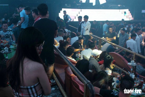 Đồng Nai: Gần 200 nam thanh nữ tú trong quán bar dương tính với ma túy - Ảnh 2. Đồng Nai: Gần 200 nam thanh nữ tú trong quán bar dương tính với ma túy - Ảnh 2.