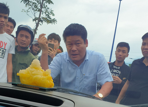 Chủ doanh nghiệp kêu giang hồ vây xe công an là đại biểu HĐND - Ảnh 1. Chủ doanh nghiệp kêu giang hồ vây xe công an là đại biểu HĐND - Ảnh 1.