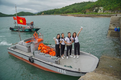 Hành trình Từ trái tim: Trao gửi khát vọng lớn đến thanh niên vùng biển đảo - Ảnh 1. Hành trình Từ trái tim: Trao gửi khát vọng lớn đến thanh niên vùng biển đảo - Ảnh 1.