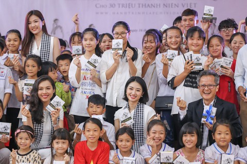 Hành trình Từ trái tim: Trao gửi khát vọng lớn đến thanh niên vùng biển đảo - Ảnh 2. Hành trình Từ trái tim: Trao gửi khát vọng lớn đến thanh niên vùng biển đảo - Ảnh 2.