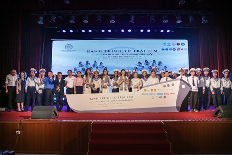Hành trình Từ trái tim: Trao gửi khát vọng lớn đến thanh niên vùng biển đảo - Ảnh 3. Hành trình Từ trái tim: Trao gửi khát vọng lớn đến thanh niên vùng biển đảo - Ảnh 3.