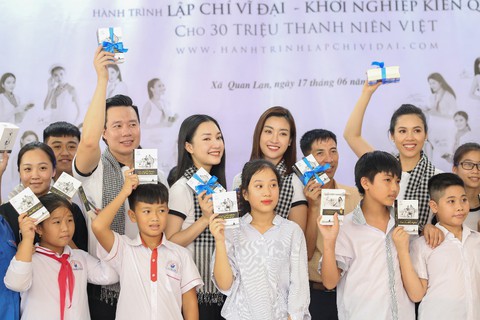 Hành trình Từ trái tim: Trao gửi khát vọng lớn đến thanh niên vùng biển đảo - Ảnh 5. Hành trình Từ trái tim: Trao gửi khát vọng lớn đến thanh niên vùng biển đảo - Ảnh 5.
