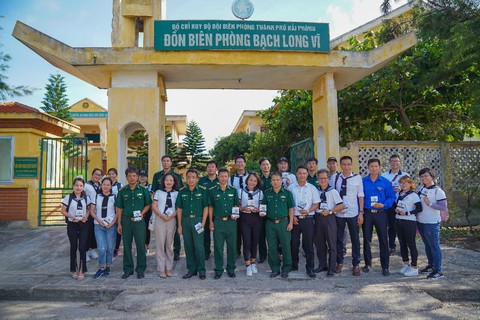Hành trình Từ trái tim: Trao gửi khát vọng lớn đến thanh niên vùng biển đảo - Ảnh 6. Hành trình Từ trái tim: Trao gửi khát vọng lớn đến thanh niên vùng biển đảo - Ảnh 6.