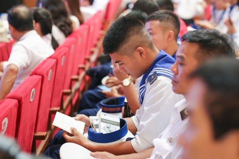 Hành trình Từ trái tim: Trao gửi khát vọng lớn đến thanh niên vùng biển đảo - Ảnh 7. Hành trình Từ trái tim: Trao gửi khát vọng lớn đến thanh niên vùng biển đảo - Ảnh 7.