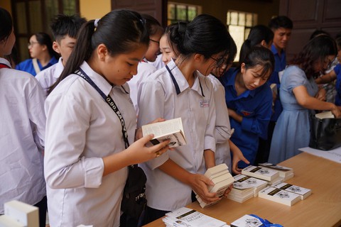 Hành trình Từ trái tim: Trao gửi khát vọng lớn đến thanh niên vùng biển đảo - Ảnh 8. Hành trình Từ trái tim: Trao gửi khát vọng lớn đến thanh niên vùng biển đảo - Ảnh 8.