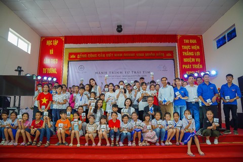 Hành trình Từ trái tim: Trao gửi khát vọng lớn đến thanh niên vùng biển đảo - Ảnh 9. Hành trình Từ trái tim: Trao gửi khát vọng lớn đến thanh niên vùng biển đảo - Ảnh 9.