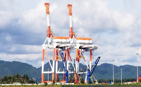 Cẩu giàn 5 triệu đô hư hại vì bị tàu container va phải - Ảnh 1. Cẩu giàn 5 triệu đô hư hại vì bị tàu container va phải - Ảnh 1.