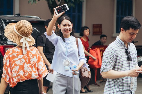 Giám thị thả tim, đeo quạt chống nóng, cười tươi như hoa cho thí sinh... bớt sợ - Ảnh 2. Giám thị thả tim, đeo quạt chống nóng, cười tươi như hoa cho thí sinh... bớt sợ - Ảnh 2.