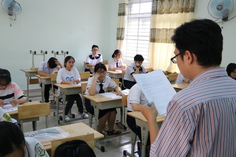 Giám thị thả tim, đeo quạt chống nóng, cười tươi như hoa cho thí sinh... bớt sợ - Ảnh 15. Giám thị thả tim, đeo quạt chống nóng, cười tươi như hoa cho thí sinh... bớt sợ - Ảnh 15.