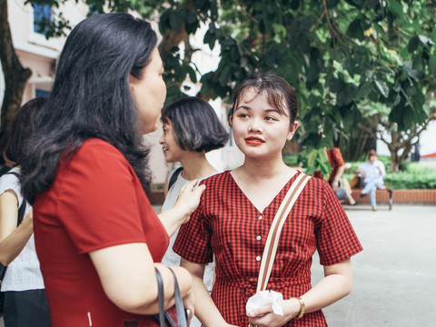 Giám thị thả tim, đeo quạt chống nóng, cười tươi như hoa cho thí sinh... bớt sợ - Ảnh 3. Giám thị thả tim, đeo quạt chống nóng, cười tươi như hoa cho thí sinh... bớt sợ - Ảnh 3.