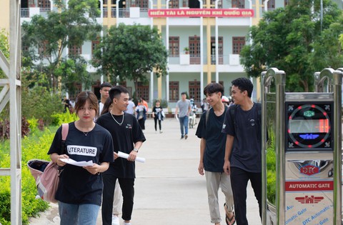 Gần 900.000 học sinh làm thủ tục thi THPT quốc gia, thí sinh lo lắng môn văn và lịch sử - Ảnh 23. Gần 900.000 học sinh làm thủ tục thi THPT quốc gia, thí sinh lo lắng môn văn và lịch sử - Ảnh 23.