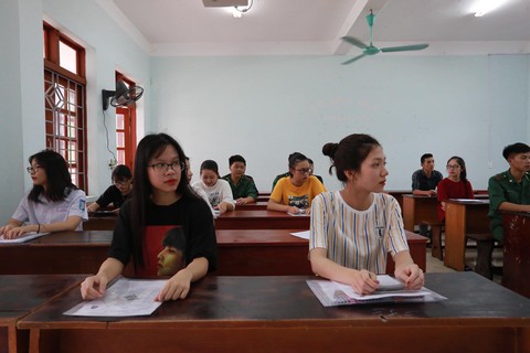 Gần 900.000 học sinh làm thủ tục thi THPT quốc gia, thí sinh lo lắng môn văn và lịch sử - Ảnh 20. Gần 900.000 học sinh làm thủ tục thi THPT quốc gia, thí sinh lo lắng môn văn và lịch sử - Ảnh 20.