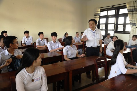 Gần 900.000 học sinh làm thủ tục thi THPT quốc gia, thí sinh lo lắng môn văn và lịch sử - Ảnh 13. Gần 900.000 học sinh làm thủ tục thi THPT quốc gia, thí sinh lo lắng môn văn và lịch sử - Ảnh 13.
