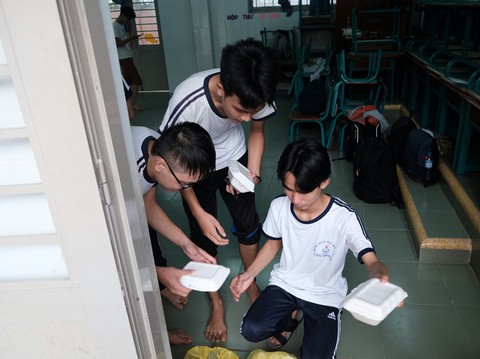 Thí sinh xã đảo duy nhất TP.HCM mượn phòng học làm chỗ trọ đi thi - Ảnh 3. Thí sinh xã đảo duy nhất TP.HCM mượn phòng học làm chỗ trọ đi thi - Ảnh 3.