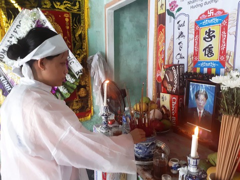 Cô học trò mang hai vòng khăn tang đi thi: Dù thế nào cũng đừng bỏ cuộc - Ảnh 3. Cô học trò mang hai vòng khăn tang đi thi: Dù thế nào cũng đừng bỏ cuộc - Ảnh 3.