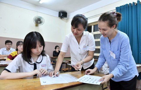 Giám thị thả tim, đeo quạt chống nóng, cười tươi như hoa cho thí sinh... bớt sợ - Ảnh 11. Giám thị thả tim, đeo quạt chống nóng, cười tươi như hoa cho thí sinh... bớt sợ - Ảnh 11.