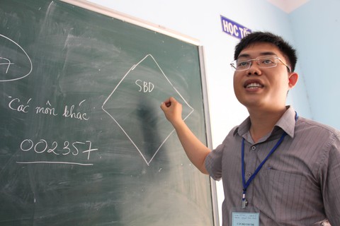 Giám thị thả tim, đeo quạt chống nóng, cười tươi như hoa cho thí sinh... bớt sợ - Ảnh 14. Giám thị thả tim, đeo quạt chống nóng, cười tươi như hoa cho thí sinh... bớt sợ - Ảnh 14.