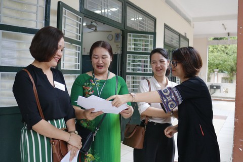 Giám thị thả tim, đeo quạt chống nóng, cười tươi như hoa cho thí sinh... bớt sợ - Ảnh 6. Giám thị thả tim, đeo quạt chống nóng, cười tươi như hoa cho thí sinh... bớt sợ - Ảnh 6.