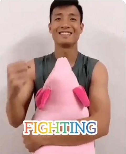 Bùi Tiến Dũng ôm heo hồng, quay video chúc sĩ tử thi tốt - Ảnh 1. Bùi Tiến Dũng ôm heo hồng, quay video chúc sĩ tử thi tốt - Ảnh 1.