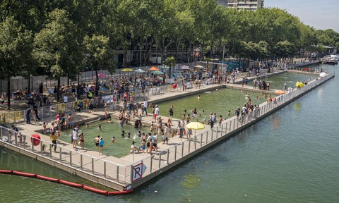 Paris mở cửa công viên, hồ bơi suốt đêm cho dân chống nóng - Ảnh 1. Paris mở cửa công viên, hồ bơi suốt đêm cho dân chống nóng - Ảnh 1.