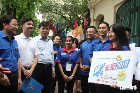 Hơn 12.000 tình nguyện viên thủ đô tiếp sức cho sĩ tử - Ảnh 1. Hơn 12.000 tình nguyện viên thủ đô tiếp sức cho sĩ tử - Ảnh 1.